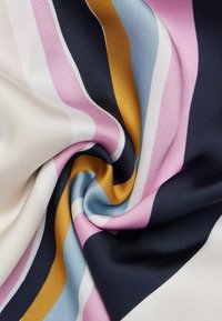 Multifarvet silke stof med bølgede striber i marineblå, pink, guld, creme og lyseblå, med en glat, blank tekstur.