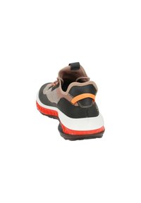 Basket en cuir avec un dessus en mesh brun et noir, semelle blanche avec des accents rouges, et une languette de talon orange. Dispose d'un col rembourré et de lacets.