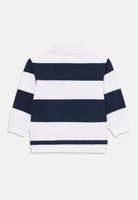 Polo a maniche lunghe con alternanza di righe orizzontali blu navy e bianche, dotato di colletto classico e maniche con polsini.