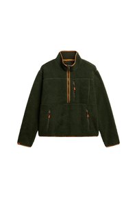 Grüner Fleece-Pullover mit hohem Kragen, Viertelreißverschluss und zwei vorderen Reißverschlusstaschen. Mit orangefarbenen Akzenten entlang des Kragens und Saums.