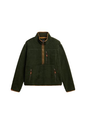 Sudadera de forro polar verde con cuello alto, cremallera de cuarto y dos bolsillos frontales con cremallera. Presenta detalles en naranja a lo largo del cuello y el dobladillo.