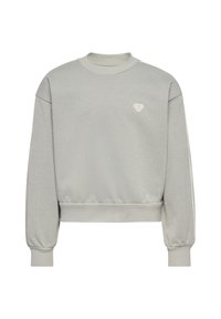 Lichtgrijze sweater met een sprankelende textuur, geribbelde halslijn en boorden, en een klein wit logo op de borst. Verkorte uitvoering.