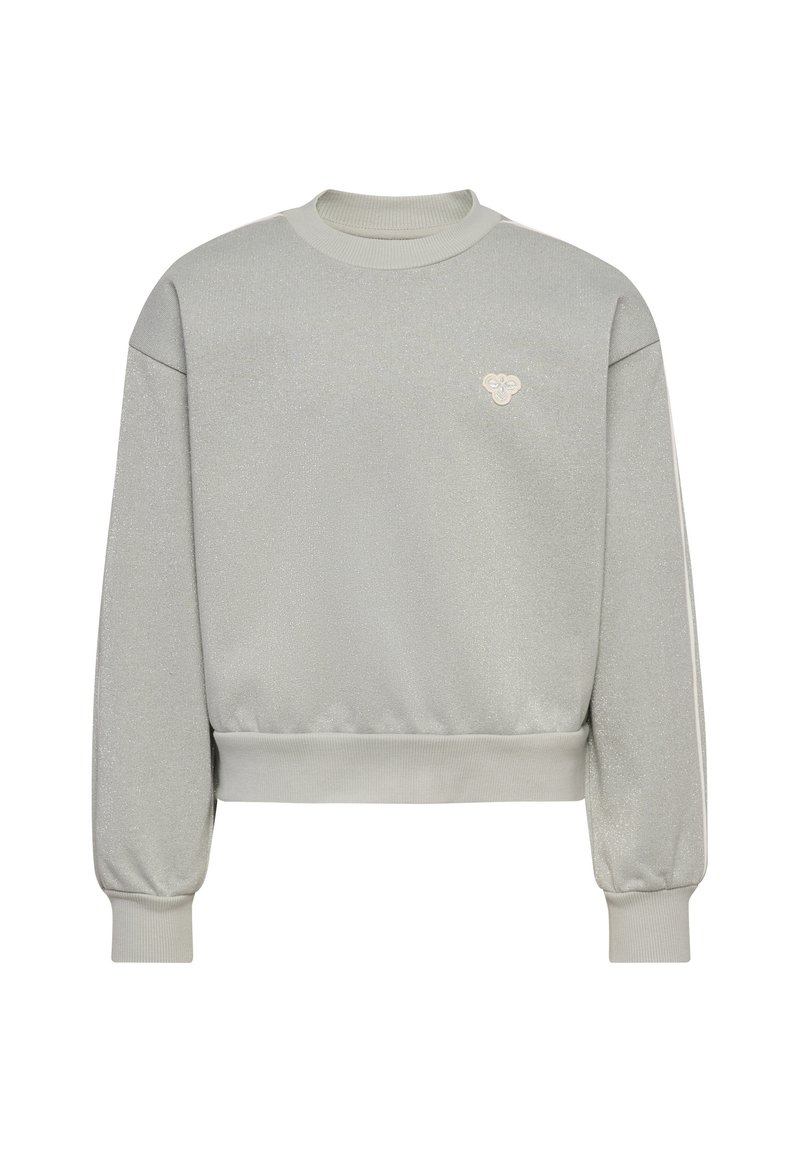 Lichtgrijze sweater met een sprankelende textuur, geribbelde halslijn en boorden, en een klein wit logo op de borst. Verkorte uitvoering.