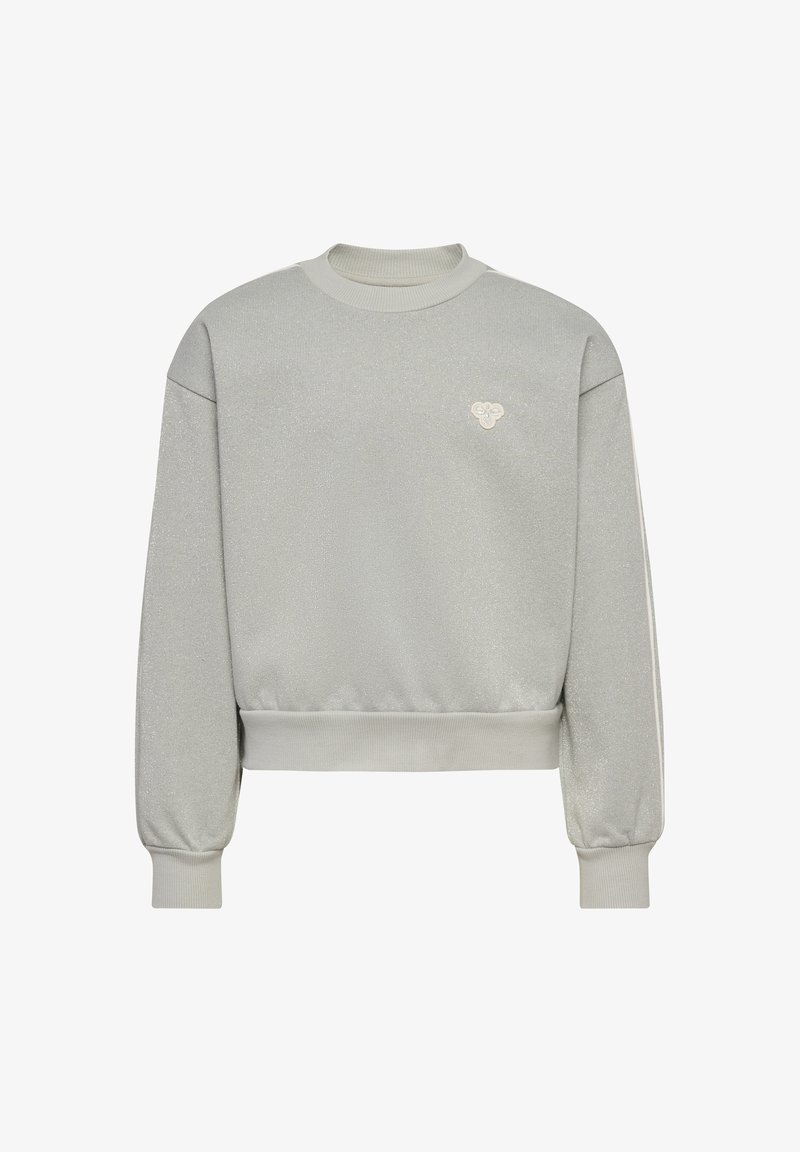 Sweatshirt gris clair avec une texture scintillante, col et poignets côtelés, et un petit logo blanc sur la poitrine. Design court.