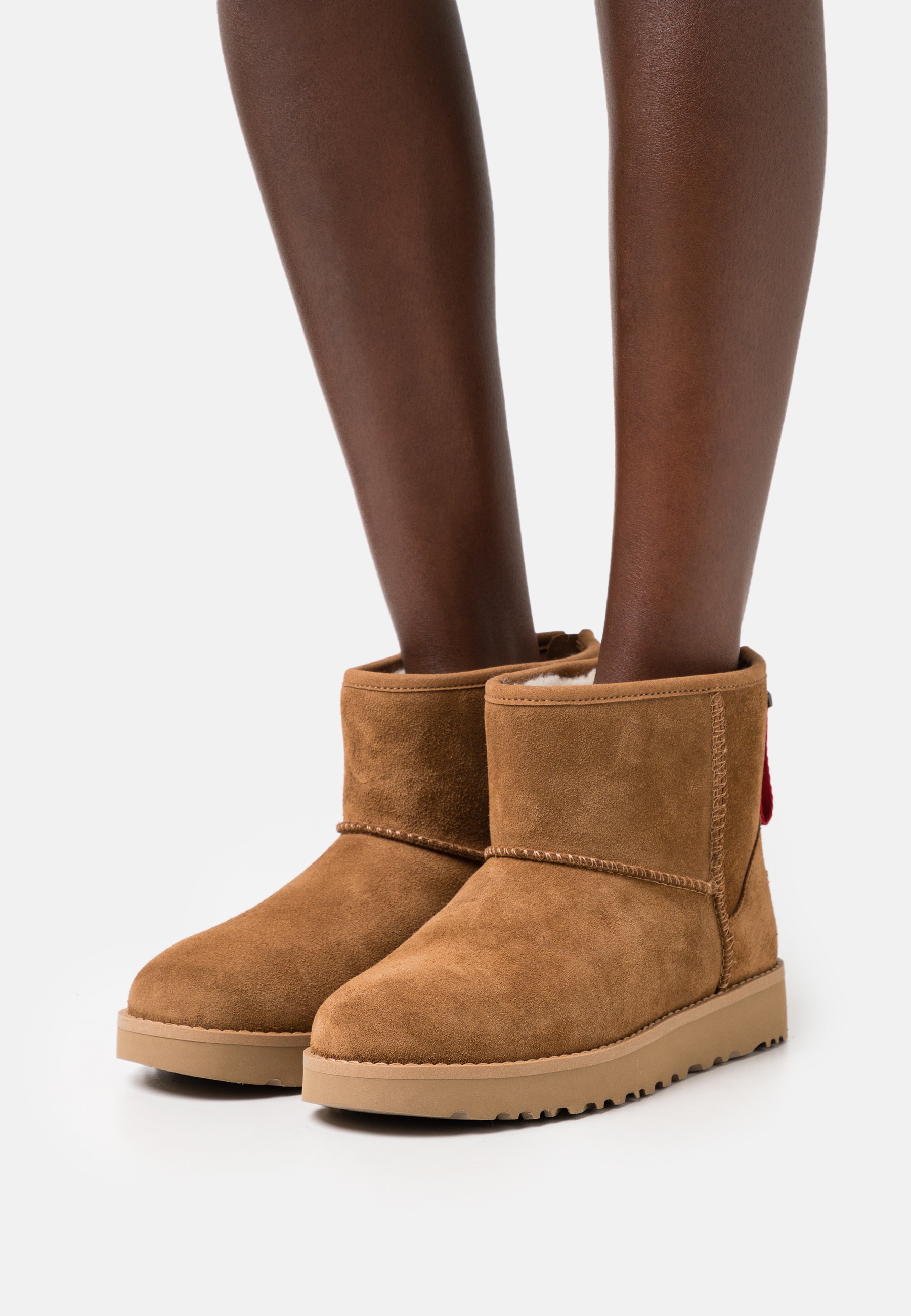 UGG CLASSIC MINI LOGO ZIP - Stiefelette - chestnut/cognac - Zalando.de