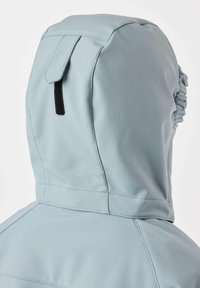 Capuche bleu clair avec sangle ajustable et dos élastique froncé, vue de dos sur une veste.