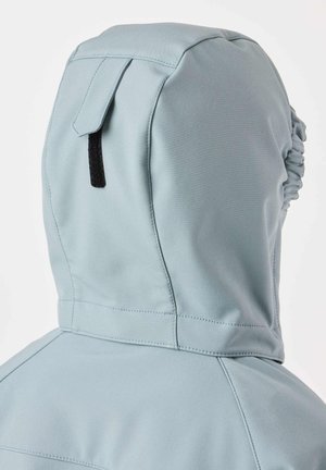 Cappuccio azzurro chiaro con cinturino regolabile e retro elasticizzato arricciato, mostrato da dietro su una giacca.