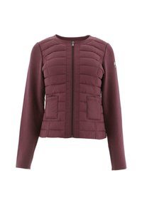 Chaqueta burdeos con un frente acolchado, mangas suaves, cierre de cremallera y dos bolsillos frontales. Textura suave con materiales contrastantes.