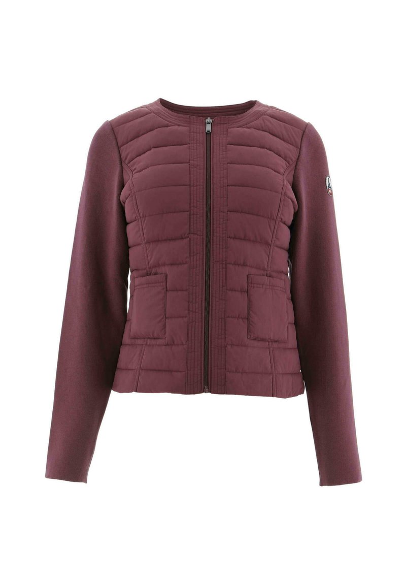 Chaqueta burdeos con un frente acolchado, mangas suaves, cierre de cremallera y dos bolsillos frontales. Textura suave con materiales contrastantes.