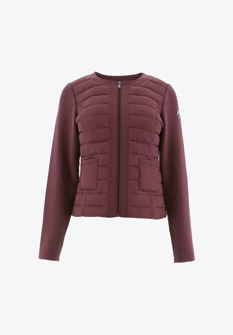 Chaqueta burdeos con un frente acolchado, mangas suaves, cierre de cremallera y dos bolsillos frontales. Textura suave con materiales contrastantes.
