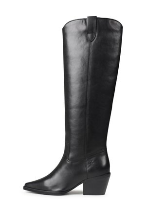Bottes en cuir noir montantes jusqu'au genou, avec un bout pointu et un talon empilé ; texture douce avec un minimum de coutures et une languette à boucle en haut.