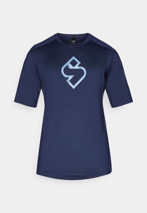 Tumed lühikeste varrukate performantsi t-särk, mis on valmistatud siledast, niiskust eemaldivast kangast, keskel on helesinine logo.