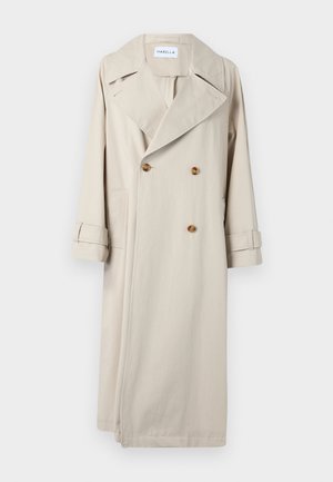 Trench-coat beige en coton, avec un devant à double boutonnage, de grands revers et des accents de boutons. Comprend des poches latérales et des manches à revers.
