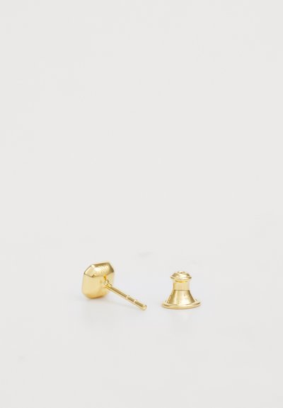 Guldtonede metalloer med et unikt firkantet stud og klokkeformet dropdesign. Glat tekstur med poleret finish.