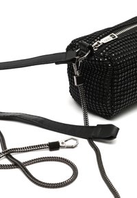Čierna kabelka s textúrovaným, korálkovým povrchom a strieborným zipsom. Má odnímateľný reťazový popruh a koženú rukoväť.