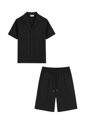 Chemise noire à manches courtes avec col et boutons, associée à un short noir à taille élastique avec cordon de serrage et poches latérales.