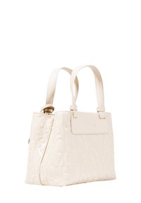 Borsa a mano bianca in pelle con lettere in rilievo, due manici arrotondati e forma rettangolare. Texture liscia con sottili accenti di pattern.