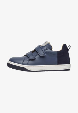 Dunkelblaue Sneakers mit zwei Klettverschlüssen, Obermaterial aus Leder, Suede-Akzenten, weißer Gummisohle und einer Schlaufe an der Ferse für ein einfaches Anziehen.