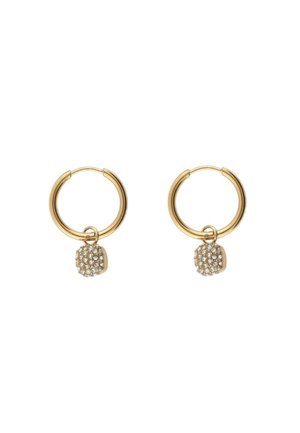 Złote kolczyki koła, z każdym zawieszką u dołu ozdobioną małymi, okrągłymi kryształkami.