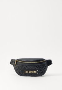 Črn puffasti usnjeni pasni nahrbtnik z gladkim vrhom, zlatim zadrgo in sprednjo ploščico z napisom "LOVE MOSCHINO." Vključena je nastavljiva naramnica.