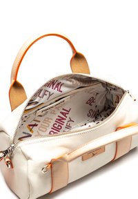 Sac en cuir blanc avec des accents orange. Le dessus zippé révèle un intérieur à motifs comportant du texte en rouge et marron. Poignées robustes pour le transport.