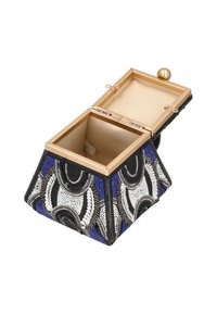 Perlenbesetzte Clutch in Form einer Box mit geometrischem Muster in Schwarz, Weiß und Blau, goldfarbenem Verschluss, strukturierter Oberfläche und eckiger Form.