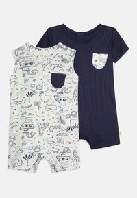 To korte jumpsuits: en i marineblå med ribbet tekstur, og en i hvit med et barnevennlig dyremønster, med en brystlomme på begge.
