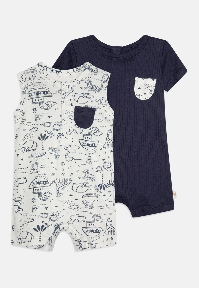 To korte jumpsuits: en i marineblå med ribbet tekstur, og en i hvit med et barnevennlig dyremønster, med en brystlomme på begge.