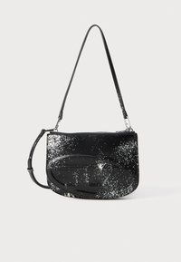 Schwarze Handtasche mit glänzender Oberfläche, mit weißen Spritzdetails, einem abnehmbaren Schultergurt und einem Reißverschluss.