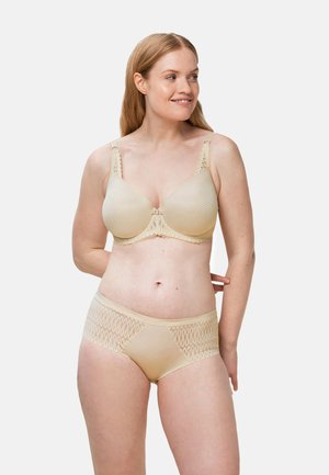 Ensemble de lingerie beige comprenant un soutien-gorge en maille avec bonnets moulés et bordure en dentelle décorative, accompagné d'une culotte assortie avec une ceinture à motif.