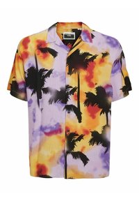 Camisa de botones de manga corta con un patrón de palmeras en púrpura, amarillo y naranja. Hecha de tela ligera, cuenta con un cuello y una textura de puntos.