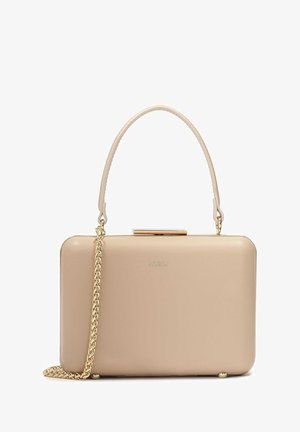Bolso beige con una forma rectangular estructurada, textura de cuero suave, cadena dorada y cierre de broche. Logotipo embossado en la parte frontal.