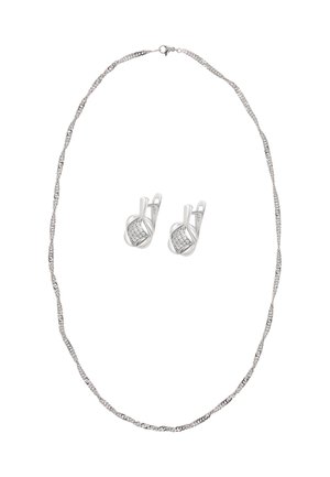 Collana d'argento con design a catena intrecciata, abbinata a orecchini d'argento coordinati con intricati nodi e accenti di gemme.
