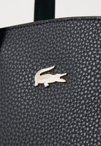 Lacoste TOP HANDLE BAG - Sac à main - noir