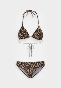 Bikini komplet z leopardjim vzorcem, ki vključuje trikotno zgornji del z nastavljivimi vezalkami in ujemajoče se nizke hlačke, izdelan iz elastične tkanine.