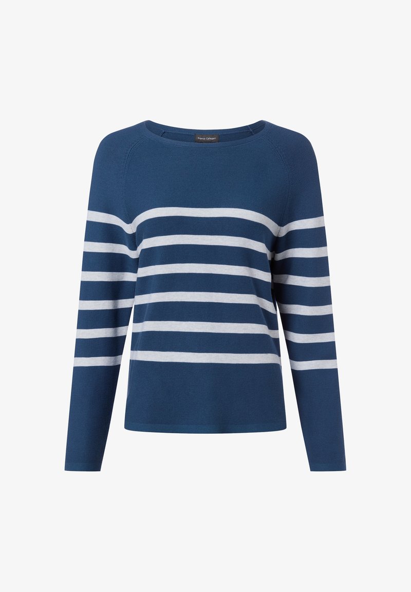 Blauwe trui met lange mouwen en witte horizontale strepen over de borst en mouwen, voorzien van een ronde hals.