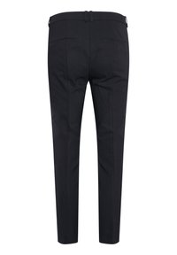 Pantalon noir sur mesure montré de dos avec passants pour ceinture, deux poches arrière passepoilées et une coupe slim.
