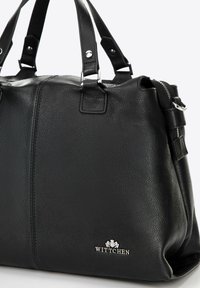 Zwarte leren handtas met een gestructureerde afwerking. Voorzien van dubbele handvatten, zilverkleurige hardware en het merkembleem in een glanzende metalen accenten.