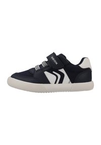 Sneaker blu navy con accenti bianchi, suola in gomma, parte superiore in tessuto e sintetico, cinturino regolabile con lacci elastici, suola esterna con presa testurizzata.