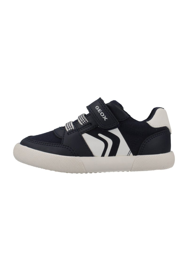 Sneaker blu navy con accenti bianchi, suola in gomma, parte superiore in tessuto e sintetico, cinturino regolabile con lacci elastici, suola esterna con presa testurizzata.