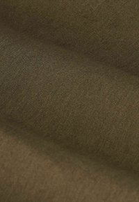 Tissu vert olive foncé avec une texture lisse, présentant un léger brillant et des variations subtiles de ton à travers les couches pliées.