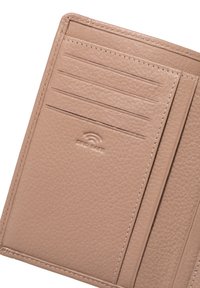 Lichtbeige leren portemonnee interieur met meerdere kaartsleuven, textuur oppervlak, reliëf RFID-symbool en nette stiksels.