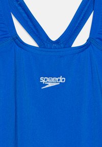 Maillot de bain bleu avec un design à dos croisé, texture lisse et logo Speedo en blanc sur le devant.