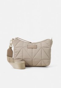 Beigevärinen tikattu käsilaukku, jossa geometrinen kuvio, ylävetoketjusuljenta, nahkaiset yksityiskohdat ja säädettävä kangashihna. Etupuolella logolevy.