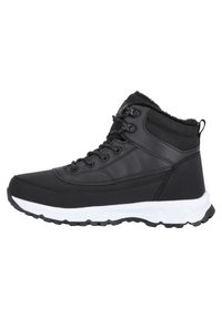 Botas negras de media caña hechas de material sintético con un upper texturizado, que cuentan con una suela de goma blanca, cordones y un forro de piel sintética en el cuello.