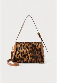 Geantă de mână cu imprimeu leopard, cu formă structurată, având accente din piele maro, o curea de umăr detașabilă și accesorii aurii.