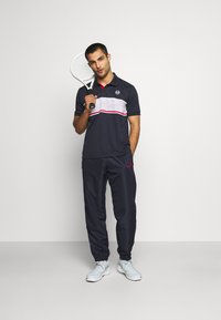 Sergio Tacchini CARSON - Calças de fato de treino - navy/red