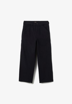 Zwarte werkbroek met rechte pijpen, voorzakken, riemlussen en een knoopsluiting in de taille.