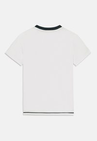 T-shirt blanc à manches courtes avec un col côtelé noir. Le tissu semble lisse avec une texture subtile sur les manches.