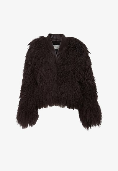 Czarna, puszysta kurtka ze sztucznego futra z długimi rękawami i gładkim skórzanym kołnierzem na białym tle.